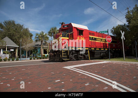 Mount Dora Florida USA A Fracht ziehen Lokomotive auf der Durchreise des Zentrums des Mount Dora einer Kleinstadt in Florida Stockfoto