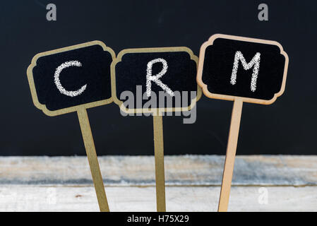 Geschäft Akronym CRM als Customer Relationship Management auf hölzernen Mini Tafel Etiketten mit Kreide geschrieben Stockfoto