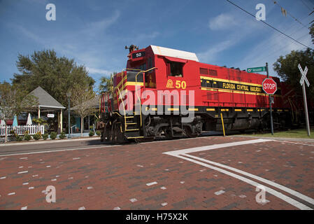 Mount Dora Florida USA A Fracht ziehen Lokomotive auf der Durchreise des Zentrums des Mount Dora einer Kleinstadt in Florida Stockfoto