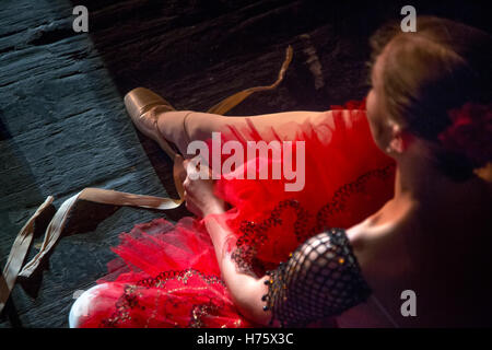 eine Ballerina setzt auf Pointe vor der Durchführung auf der Bühne im theater Stockfoto