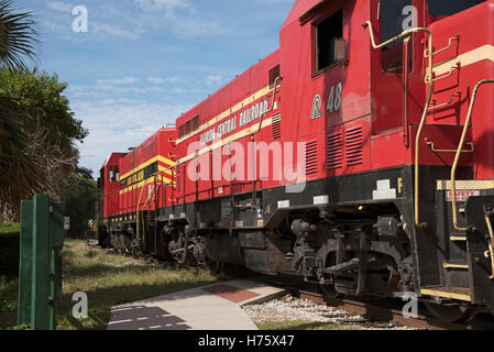 Mount Dora Florida USA A Fracht ziehen Lokomotive auf der Durchreise des Zentrums des Mount Dora einer Kleinstadt in Florida Stockfoto