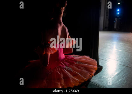 Eine Ballerina bereitet sich auf die Bühne zu gehen, während der All-Russischen Ballett-Wettbewerb in Moskau, Russland Stockfoto