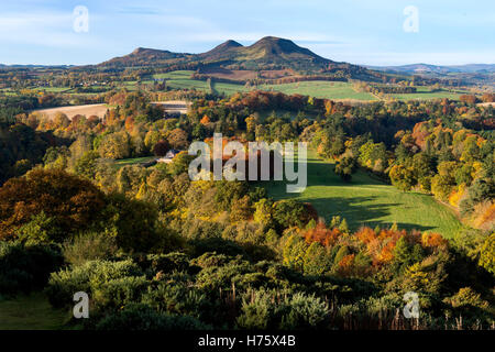 Scotts View, ein Aussichtspunkt mit Blick auf das Tal des Flusses Tweed, mit den Eildon Hügeln jenseits Scottish Borders. Stockfoto