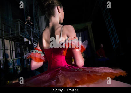 Eine Ballerina bereitet sich auf die Bühne zu gehen, während der All-Russischen Ballett-Wettbewerb in Moskau, Russland Stockfoto