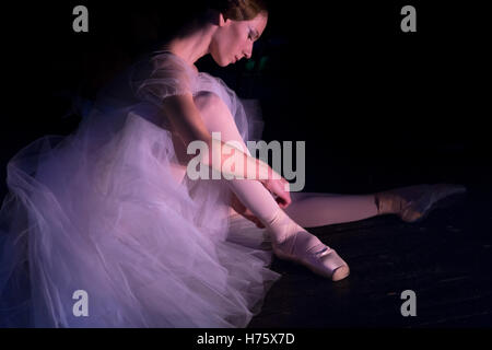 Eine Ballerina bereitet sich auf der Bühne vor der Leistung gehen Stockfoto