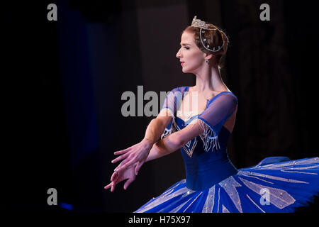 Varvara Serova Tänzerin auf der Bühne des allrussischen Wettbewerb der Ballett-Tänzer und Choreographen in Moskau, Russland Stockfoto