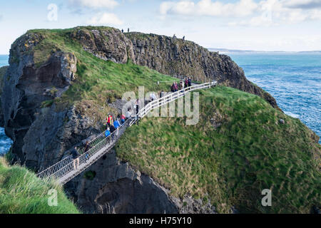 Carrick ein Rede Seilbrücke überqueren einen 30 Meter drop nach Carrick Island von der Küste von Antrim, Irland Stockfoto