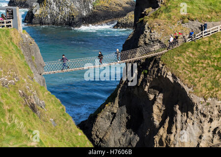 Carrick ein Rede Seilbrücke überqueren einen 30 Meter drop nach Carrick Island von der Küste von Antrim, Irland Stockfoto