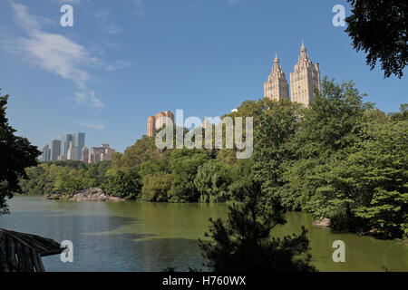 Blick über den See im Central Park, Manhattan, New York, Vereinigte Staaten von Amerika. Stockfoto