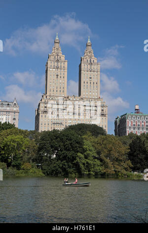 Blick über den See im Central Park in Richtung San Remo Mieterverein Corporation Gebäude, Manhattan, New York, Vereinigte Staaten von Amerika Stockfoto