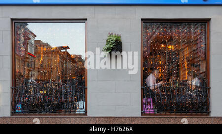 Fenster des Glasgower Restaurants mit Weihnachtsdekoration Stockfoto