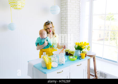 Mutter und Kinder in der Küche Teig Stockfoto