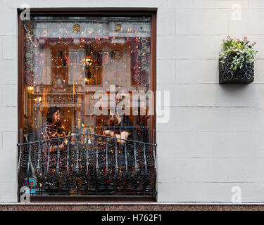 Fenster des Glasgower Restaurants mit Weihnachtsdekoration Stockfoto