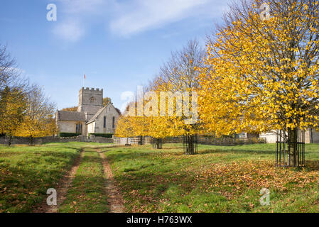 St. Michael und alle Engel Kirche im Herbst. Guiting Power, Cotswolds, Gloucestershire, England Stockfoto