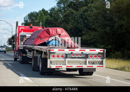 Fracht fallenden roten plane auf Sattelschlepper auf Autobahn Stockfoto