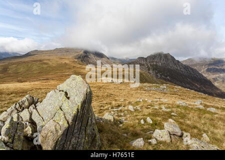 Wolken um den Gipfel der Glyder Fach und Tryfan aus löschen Stockfoto