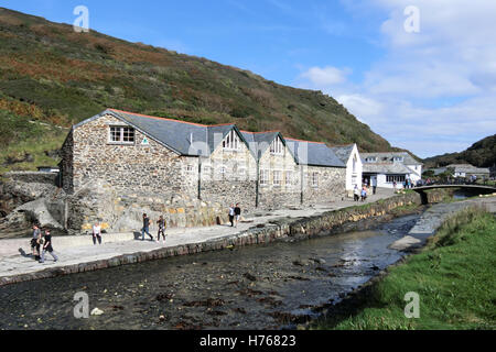 Boscastle Jugendherberge & Fluss Valency, Boscastle, North Cornwall, England, Vereinigtes Königreich im Sommer Stockfoto