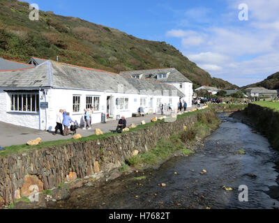 Die Sardelle Palace Cafe & Shop und der Fluss Valency, Boscastle Village, North Cornwall, England, Vereinigtes Königreich Stockfoto