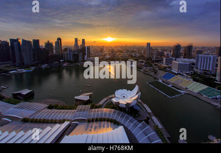 Skyline der Stadt und Hafen bei Sonnenuntergang, Singapur Stockfoto