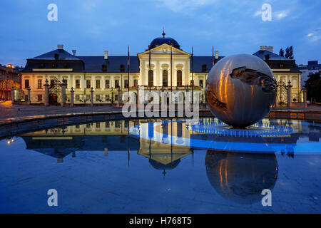 Grassalkovich Palast und Erde Brunnen, Bratislava, Slowakei Stockfoto