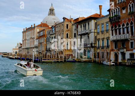 Wasser-Taxi am Canal Grande, Venedig Italien Stockfoto