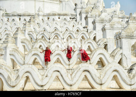 Drei Mönche im Tempel, Bagan, Myanmar Stockfoto