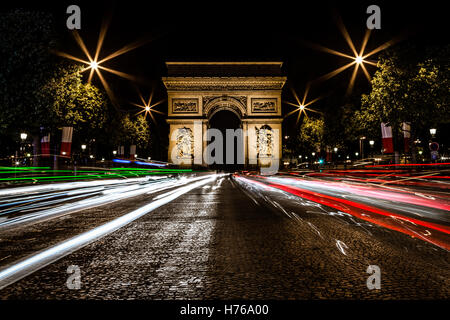 Ampel-Trails von Arc de Triomphe in der Nacht, Paris, Frankreich Stockfoto