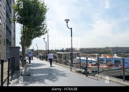 LONDON, Vereinigtes Königreich - 24. August 2016: Stadtarbeiter entspannt entlang dem Dock von Oakland Quay in Crossharbour. Stockfoto