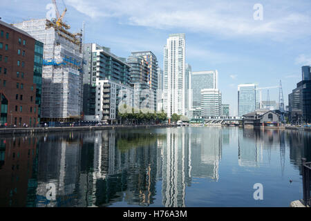 Ansicht des inneren Millwall Dock mit South Quay und Canary Wharf im Hintergrund von Crossharbour in East London. Stockfoto