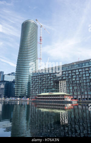 Moderne Wohnblock Baltimore Tower genannt wird gebaut mit Blick auf ein traditionelles chinesisches Boot-Restaurant im Crossharbour Stockfoto