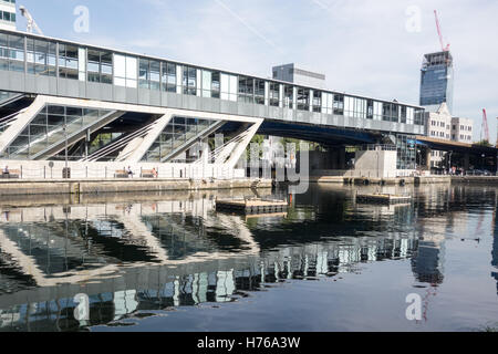 Ansicht der Station South Quay aus inneren Millwall Dock in Ostlondon. Stockfoto