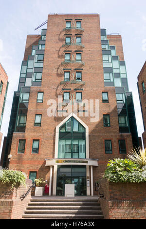 Aegon House ist ein Block von Wohnungen mit kleinen Gewerbebetrieben gelegen am Lanark Square in Crossharbour, Osten Stockfoto