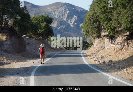 Frau zu Fuß entlang Mountain Road, Nisyros, Griechenland Stockfoto