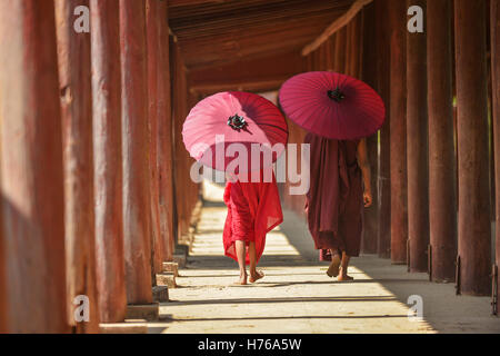 Zwei Novizen zu Fuß durch alte Tempel, Bagan, Myanmar Stockfoto