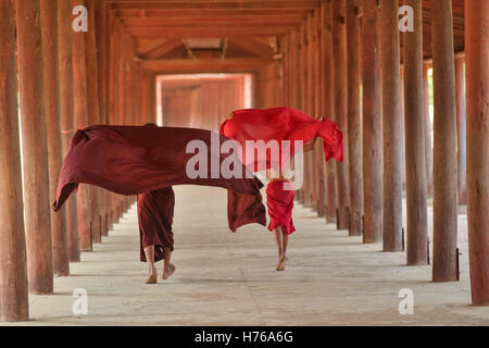 Zwei Novizen zu Fuß durch alte Tempel, Bagan, Myanmar Stockfoto