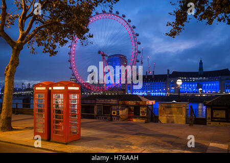 Rote Telefonzellen und dem London Eye, London, England, Mittwoch, 28. September 2016. Stockfoto