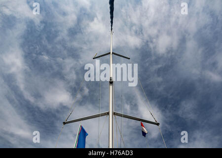 Mast und Segel auf einem Segelboot Boot gegen Himmel, Lefkada, Griechenland Stockfoto