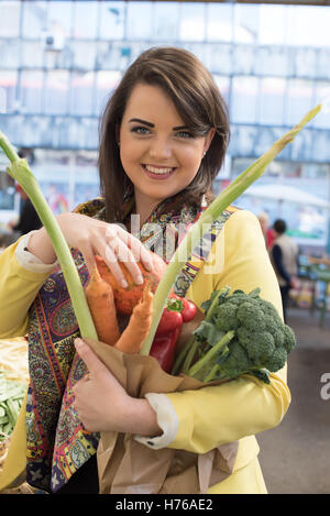 Frau in einem Markt mit frischem Gemüse Stockfoto