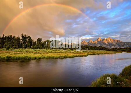 Stürmischer Sonnenaufgang und Regenbogen über Snake River und den Grand Tetons, Wyoming, USA Stockfoto