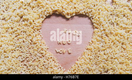 Küssen Sie, umarmen Sie, Liebe geschrieben mit Alphabet pasta Stockfoto
