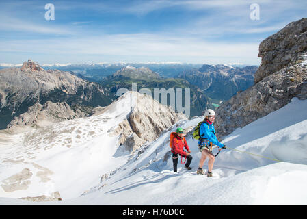 Klettern am Via Ferrata Ivano Dibona in den Dolomiten, Italien. Stockfoto