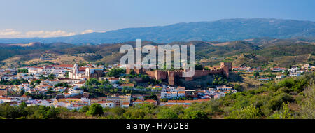 Portugal, Algarve, Burg von Silves und Stadt Stockfoto