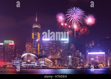 Feuerwerk-Festival über Hong Kong Stadt, Blick vom Victoria Harbour Stockfoto