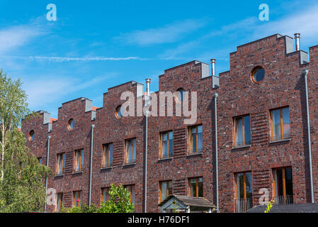 Serielle Häuser mit roten Ziegeln gesehen in Berlin, Deutschland Stockfoto