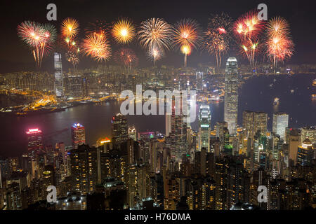 Feuerwerk-Festival über Hong Kong City bei Nacht, Blick vom The Peak Stockfoto