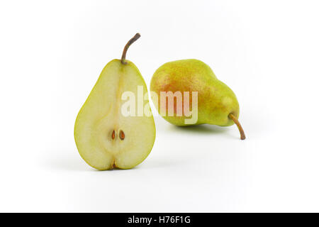 ein und eine halbe reife Birnen auf weißem Hintergrund Stockfoto