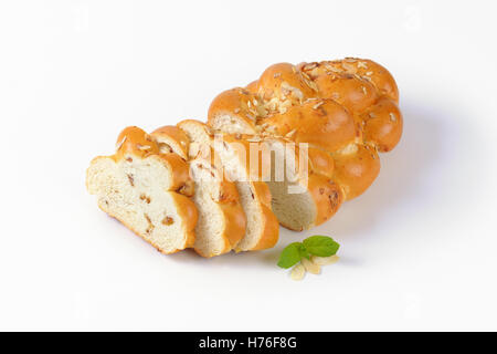 in Scheiben geschnitten süß geflochtene Brot mit Mandeln auf weißem Hintergrund Stockfoto