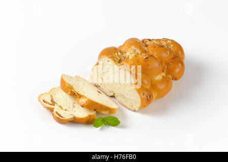 in Scheiben geschnitten süß geflochtene Brot mit Mandeln auf weißem Hintergrund Stockfoto