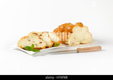 in Scheiben geschnittene Brot süß geflochtene mit Mandeln und Rosinen Stockfoto