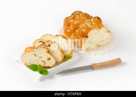 in Scheiben geschnittene Brot süß geflochtene mit Mandeln und Rosinen Stockfoto